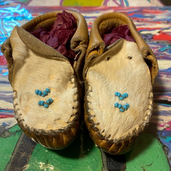 VTG Hand Made Native American Baby Moccasins - Picture 3 of 8